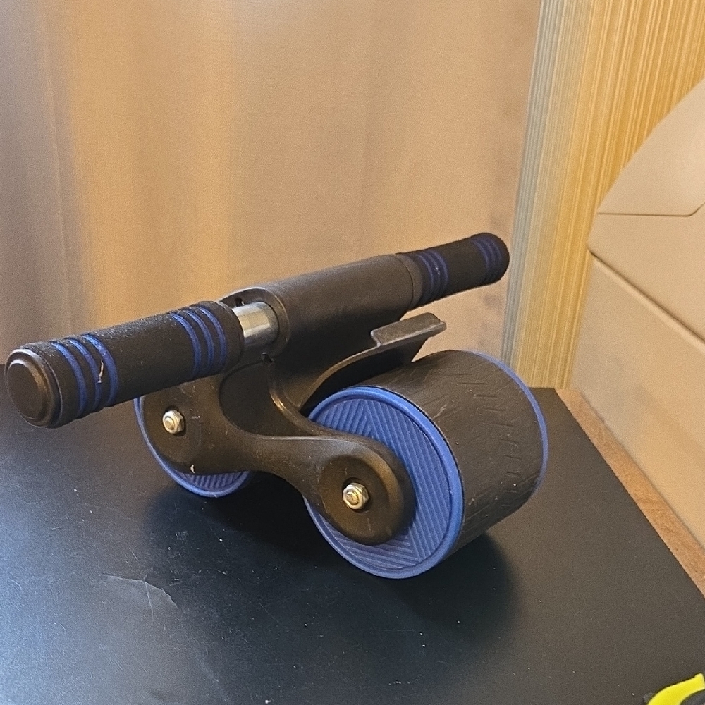 Black and Blue Ab Roller